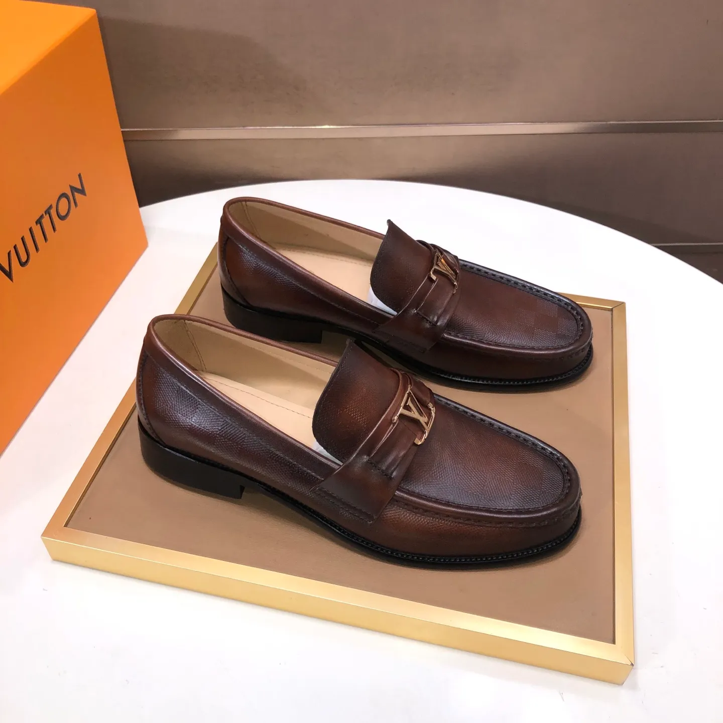 Men's men's shoes💰540💰[LV] (original single cowhide lining)🍀LV's latest genuine leather business suit shoes are available on the official website at the same time. The first-layer cowhide imported from Italy is made of heavy gold, and the official website has a 1:1 rubber outsole. Versatile to wear, high-end without losing class, and the color combination is extraordinary. This four-season style is alluring when worn on your feet, showing off your big-name flair. Standard code 38-45 (45 customized)